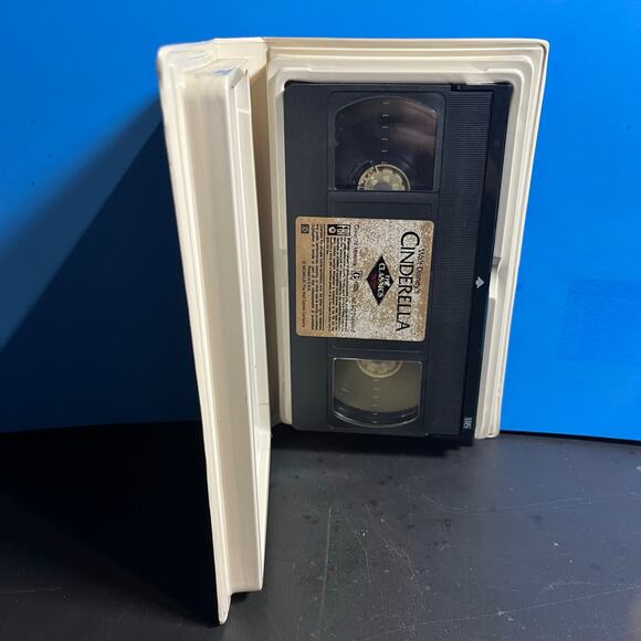Walt Disney’s Classic Cinderella VHS Movie (1995 Black Diamond) - Clamshell Case - Picture 5 of 7
